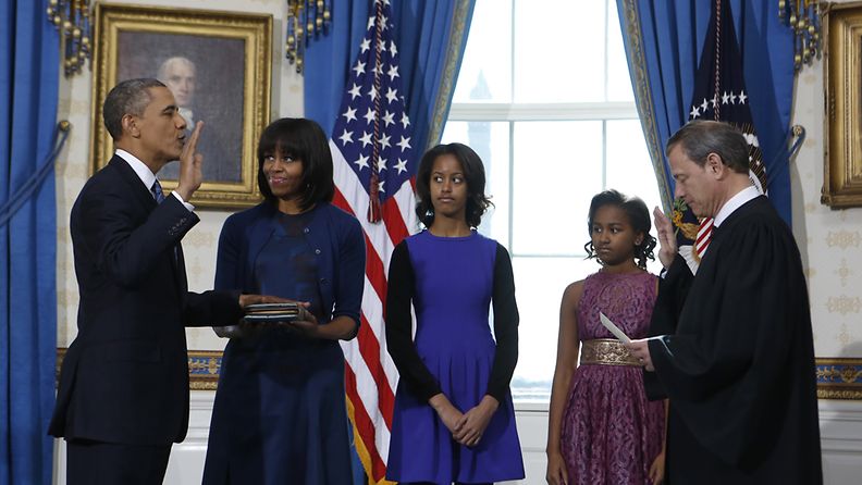  US President Barack Obama (L) takes the oath of office from US Supreme Court Chief Justice John Roberts (R) as first lady Michelle Obama (2-L) holds the bible and their daughters Malia (C) and Sasha look on in the Blue Room of the White House in Washington DC, USA, 20 January 2013. EPA/LARRY DOWNING / POOL   