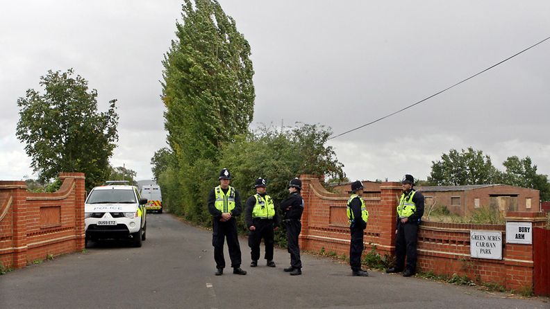 Poliisit Greenacren leirintäalueen ulkopuolella Bedfordshiressa Englannissa 11. syyskuuta 2011. 