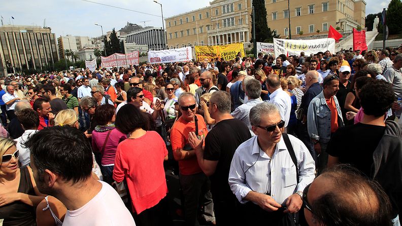 Mielenosoittajia kerääntymässä parlamenttitalon edustalle Ateenassa.
