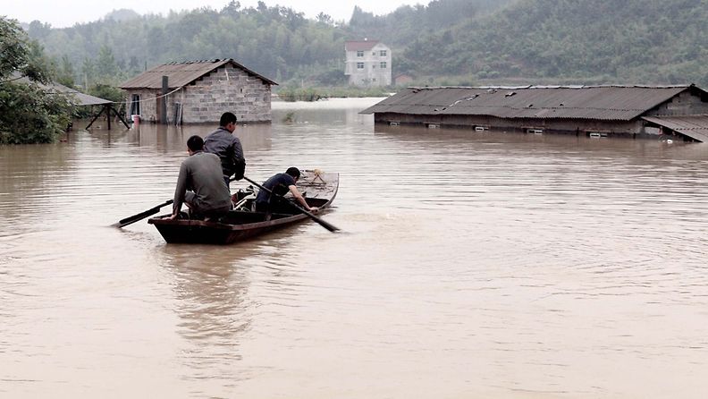Tulvan vallassa oleva kylä Jianxin provinssissa keskisessä Kiinassa 13. toukokuuta. Rankkasateet ovat piinanneet Jianxin ja Hunanin maakuntia usean päivän ajan. 