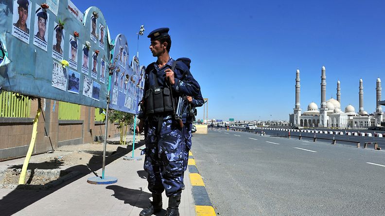 Sotilas partioi kadulla Sanaan kaupungissa Jemenissä 2. tammikuuta 2012.