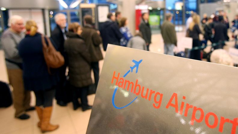 Matkustajat jonottivat turvatarkastukseen Hampurin lentokentällä 14. helmikuuta 2013. Kentän 
