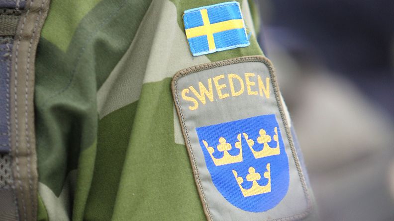 Ruotsalaisten joukkojen hihatunnus EU:n nopean toiminnan joukkojen Pohjoismaisen taisteluosaston NBG:n harjoituksissa Norrbottenin läänissä Ruotsissa 6. marraskuuta 2007.