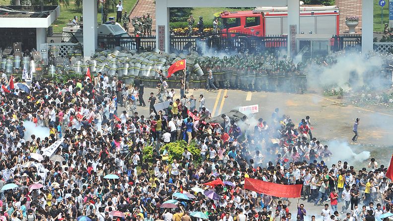 Poliisi käyttää kyynelkaasua Japania vastustaviin mielenosoittajiin Kiinan Shenzenissä 16. syyskuuta.