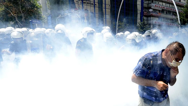Turkin poliisi käytti kyynelkaasua protestoijia vastaan Ankarassa 16. kesäkuuta 2013.'