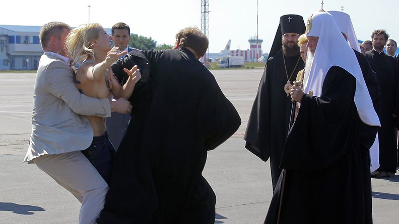 - Mene pois, huusi paljasrintainen nainen patriarkka Kirillille. 