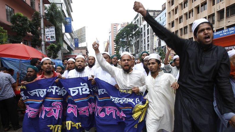 Mielenosoittajat marssivat profeetta Mohammadin kustannuksella irvailevaa videota vastaan muun muassa Bangladeshissa perjantaina. 