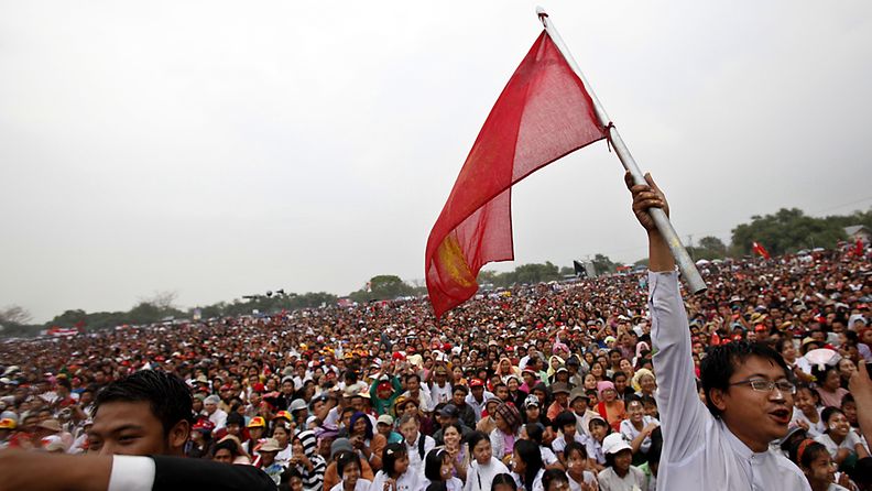 Myanmarin eli entisen Burman oppositiojohtaja Aung San Suu Kyin kannattajat 3.3.2012. 