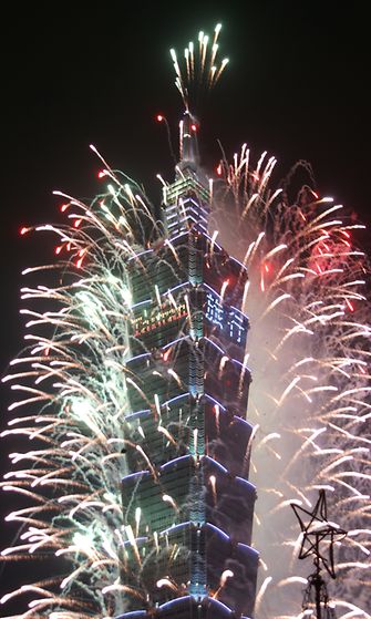 Taiwanin pääkaupungin Taipein kuuluisa 101-torni kirjaimellisesti räjähti ilotulitteisiin vuoden vaihtuessa. 
