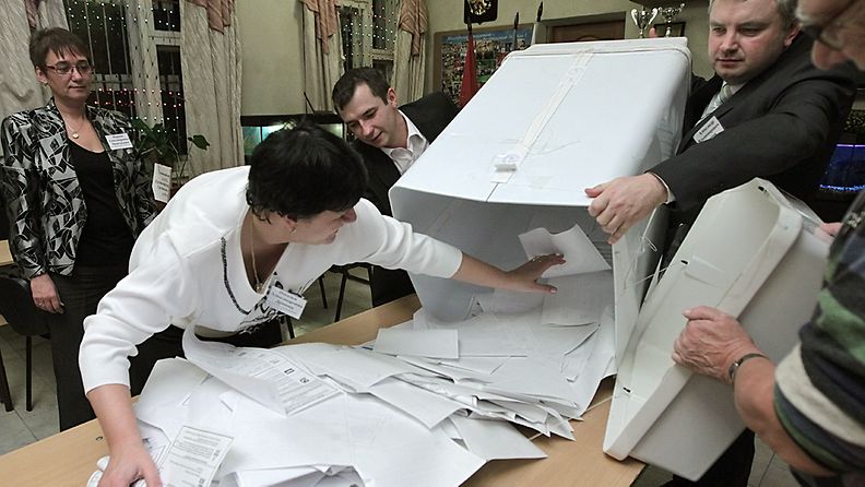 Paikallistoimitsijat aloittivat äänten laskennan Venäjän parlamenttivaaleissa 4.12.2011.