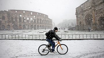 Rooma kylpee lumessa 12.02.2010 | Kuva: EPA / Alessandro Di Meo