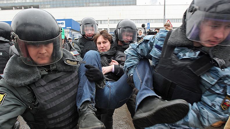 Putinia vastaan mieltään osoittaineita pidätettiin Moskovassa 18.4.2012.