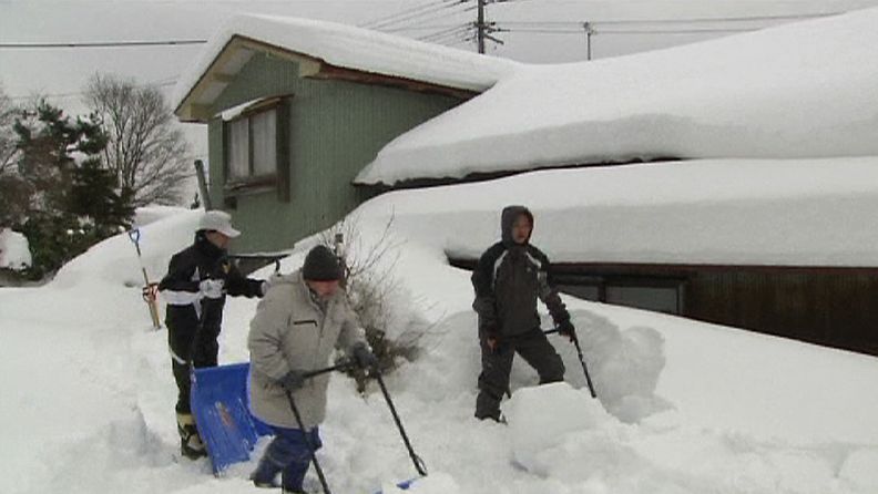 Pohjois-Japanissa on satanut poikkeuksellisen paljon lunta.