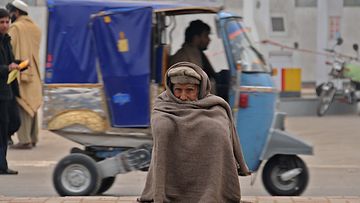 Vanha mies värjötteli Peshawarissa Pakistanissa 8.1.2013. Pakistanissa on ollut poikkeuksellisen kylmää.