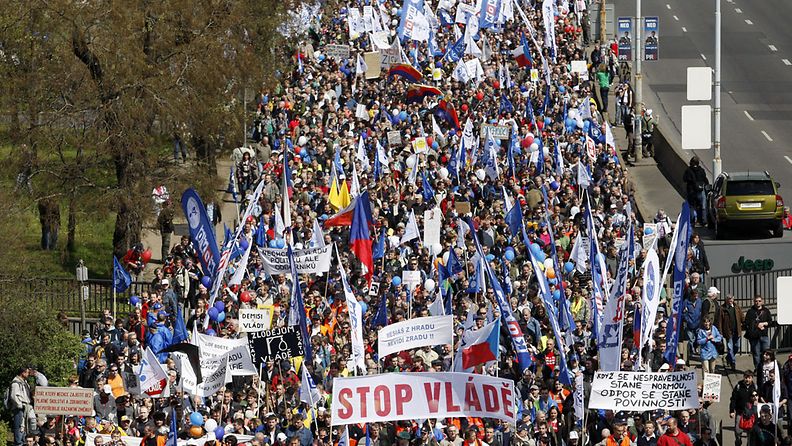 Kymmeniätuhansia ihmisiä kokoontui Tshekin pääkaupungin Prahan keskusaukiolle osoittamaan mieltään hallitusta vastaan.