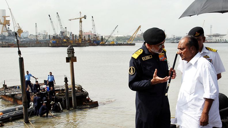 Intian laivaston päällikkö ja maan puolustusministeri neuvottelivat onnettomuuspaikalla Mumbaissa 14. elokuuta.