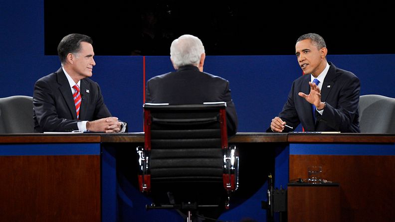 Mitt Romney ja Barack Obama viimeisessä kohtaamisessaan. Selin väittelyn puheenjohtaja Bob Schieffer. 