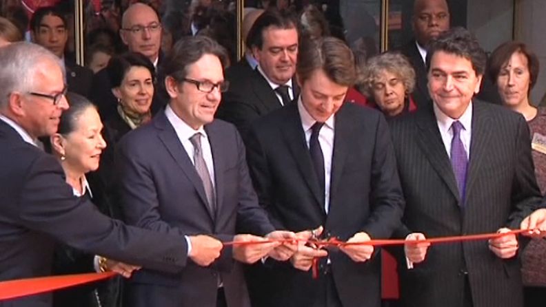Ranskan valtiovarainministeri Francois Baroin leikkasi punaisen nauhan tavaratalo Galeries Lafayettessa alennusmyyntien aluksi.  Kuvakaappaus AP:n videomateriaalista.