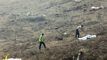 Pelastustyöntekijöitä Kyproksessa sijaitsevassa sotilastukikohdassa, jossa sattui räjähdys 11.7.2011.