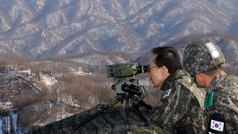 Etelä-Korean presidentti Lee Myung-bak katsoo raja-alueelle erikoiskiikareilla Hwacheonissa. 