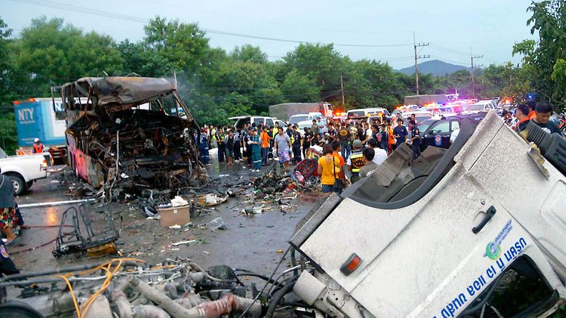 Ainakin 19 ihmistä kuoli ja parikymmentä loukkaantui bussin ja rekan törmäyksessä Thaimaassa.