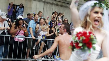 Tuhannet homoseksuaalien oikeuksia puolustavat ihmiset kokoontuivat sunnuntaina New Yorkiin vuosittaiselle Pride-marssille.