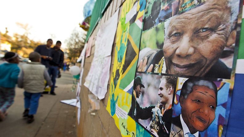 Kadunvarret Mandelaa hoitavan sairaalan lähistöllä ovat täyttyneet "parane pian" -viesteistä.