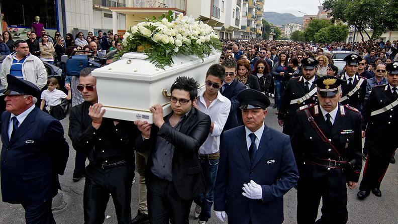Julmasti surmatun 16-vuotiaan tytön hautajaisiin osallistui 5 000 ihmistä.
