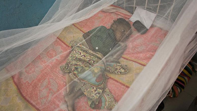 Aliravittu tyttö lepää moskiittoverkon alla paikallisessa terveyskeskuksessa Moptin kaupungissa, Malissa.