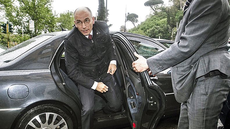 Pääministeriksi nouseva keskustavasemmistolainen Enrico Letta oli matkalla tapaamaan Italian pääministeri Giorgio Napolitanoa 27.4.2013.