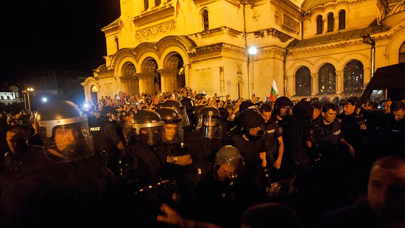 Poliisi ja mielenosoittajat ottivat yhteen Bulgarian parlamenttitalon edustalla 