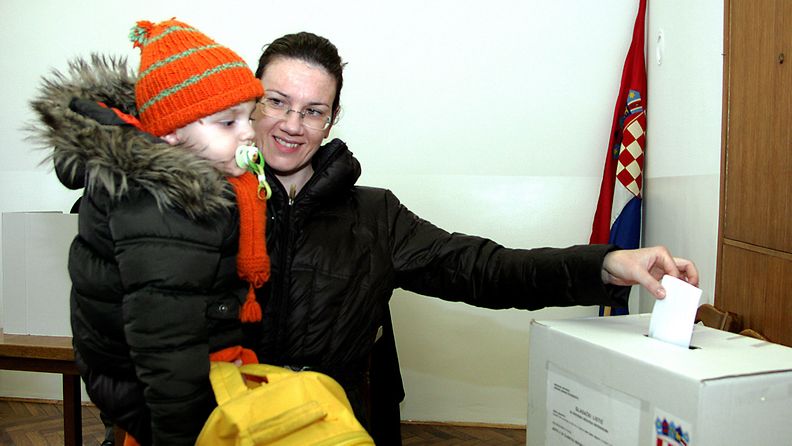 Äiti ja lapsi vaaliuurnalla Kroatian EU-jäsenäänestyksessä 22.1.2012.