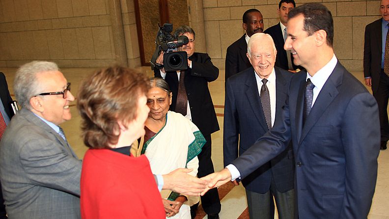 Lakhdar Brahim tapasi Syyrian presidentin Barshar al-Assadin yhdessä Yhdysvaltain entisen presidentin Jimmy Carterin, Irlannin entisen presidentin Mary Robinsonin sekä intialaisen aktivistin Ela Bhatin kanssa 19.10. 2010. 