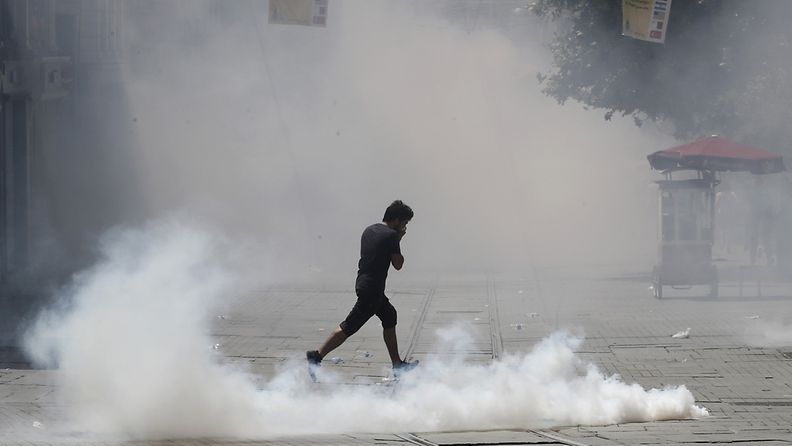 Turkin poliisi käytti vesitykkejä ja kyynelkaasua hajottaakseen
