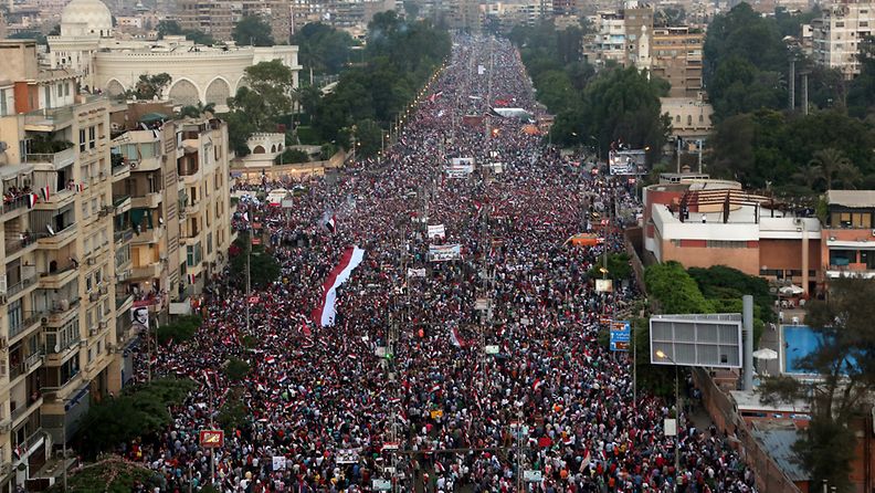 Syrjäytetyn presidentin Mohamed Mursin vastustajat kokoontuivat Kairossa presidentinpalatsin ulkopuolelle 3.7.2013.