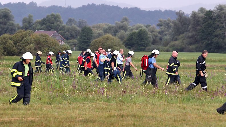 Pelastustyöntekijät kuumailmapalloturman jälkeen Sloveniassa. 