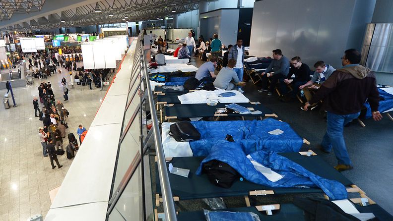 Frankfurtin lentokentällä järjestettiin nukkumapaikkoja satijen lentojen peruuntumisen vuoksi.
