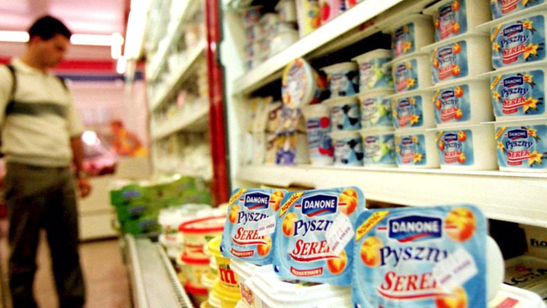Ranskalainen elintarvikeyritys Danone on vetänyt osan maitotuotteistaan markkinoilta Romaniassa. Kuvassa Danonen tuotteita puolalaismarketissa.