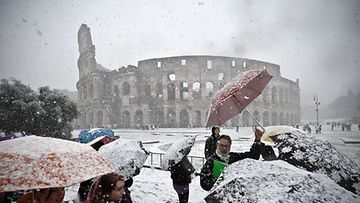 Rooma peittyi lumivaippaan perjantaina 12.2.2010. Kuvassa Colosseum. (EPA)