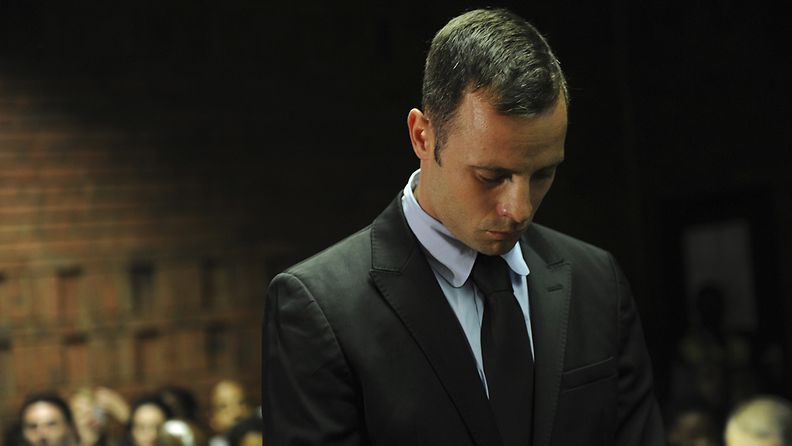 Tyttöystävänsä murhasta syytetty paralympiavoittaja Oscar Pistorius oikeudenkäynnissä Etelä-Afrikassa 20.2.2013.