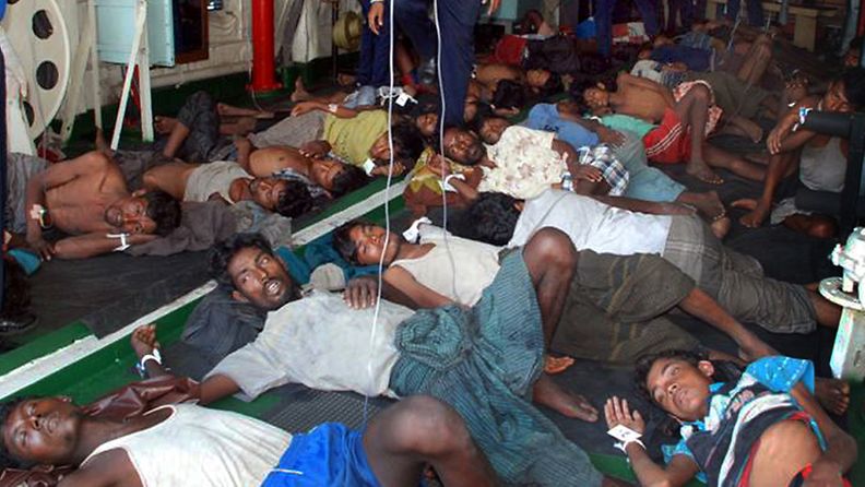 Sri Lankan merivoimien välittämä kuva eloonjääneistä venepakolaisista. Sri Lankan merivoimat pelasti pakolaisten veneestä 32 ihmistä. Lähes sata ihmistä ehti kuolla ennen pelastamista.