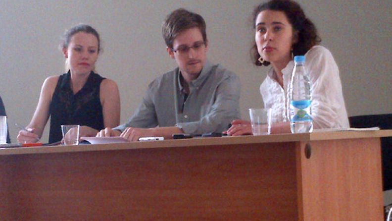 Human Rights Watch -järjestön kuva tietovuotaja Edward Snowdenista Moskovan lentokentällä 12.7.2013. Vasemmalla Wikileaksin Sarah Harrison.
