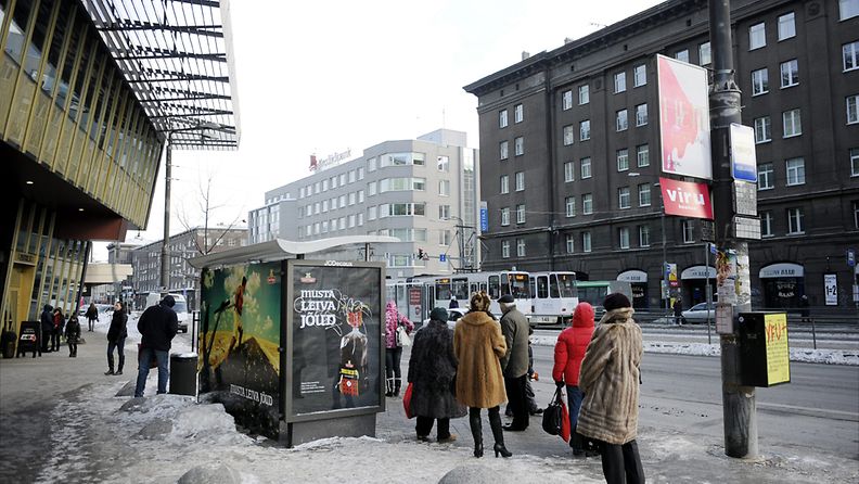 Ihmisiä bussipysäkillä Tallinnassa 22. helmikuuta 2011. 