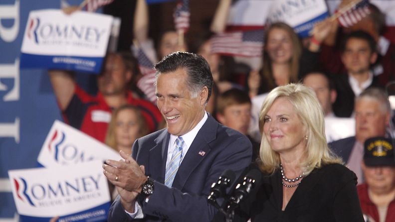 Republikaanien presidenttiehdokkuutta tavoitteleva Mitt Romney vaimonsa Annin kanssa vaalitilaisuudessa New Hampshiressa 24. huhtikuuta.