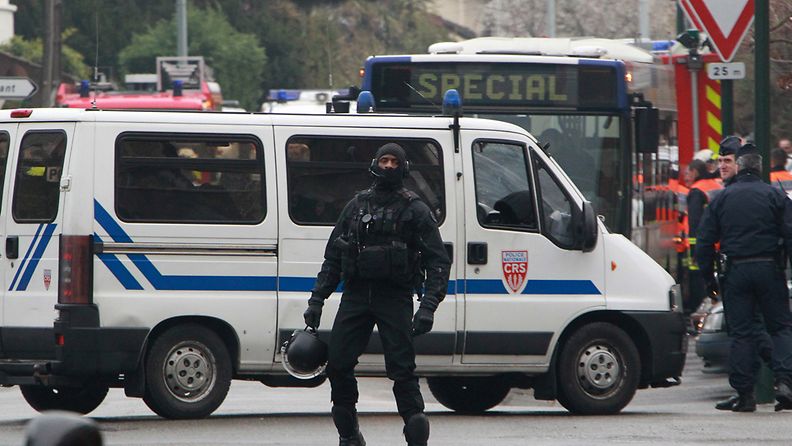 Ranskan poliisi piirittää seitsemän ihmisen surmasta epäillyn asuntoa.