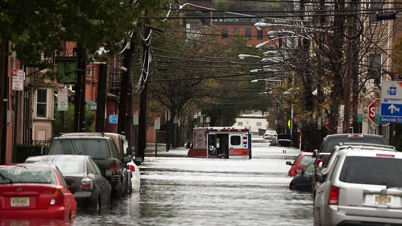 Hylätty ambulanssi oli täyttynyt puoliksi vedellä Hobokenissa, New Jerseyssä.