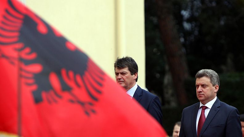 Albanian presidentti Bamir Topi (vas.) ja Makedonian presidentti George Ivanov Tiranassa maaliskuussa 2011.