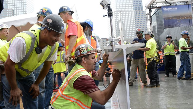 Rakennusmiehet kirjoittivat tervehdyksiä World Trade Centerin uudelleenrakennetun nelostornin viimeiseen paikalleen nostettuun palkkiin.