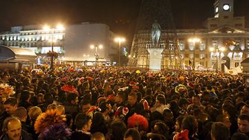 Vuoden vaihtumisen juhlallisuuksiin Espanjassa kuuluvat ilotulitusten ja juhlallisuuksien lisäksi kuohuviini cava sekä viirypäleet. Kuva Madridissa. 