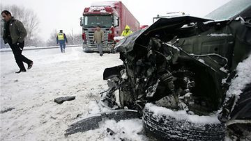 Liikenne sekoittui Unkarissa lähellä Muraratkaa, kun yön aikana alueelle satoi noin 35 senttiä lunta 18.12.2010.
